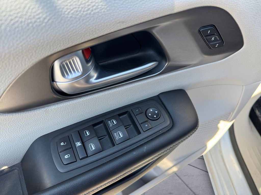 2024 Chrysler Pacifica Touring L w/ Bluetooth