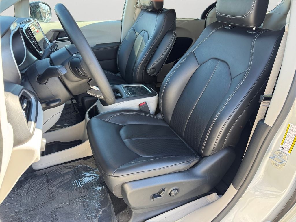2024 Chrysler Pacifica Touring L w/ Bluetooth