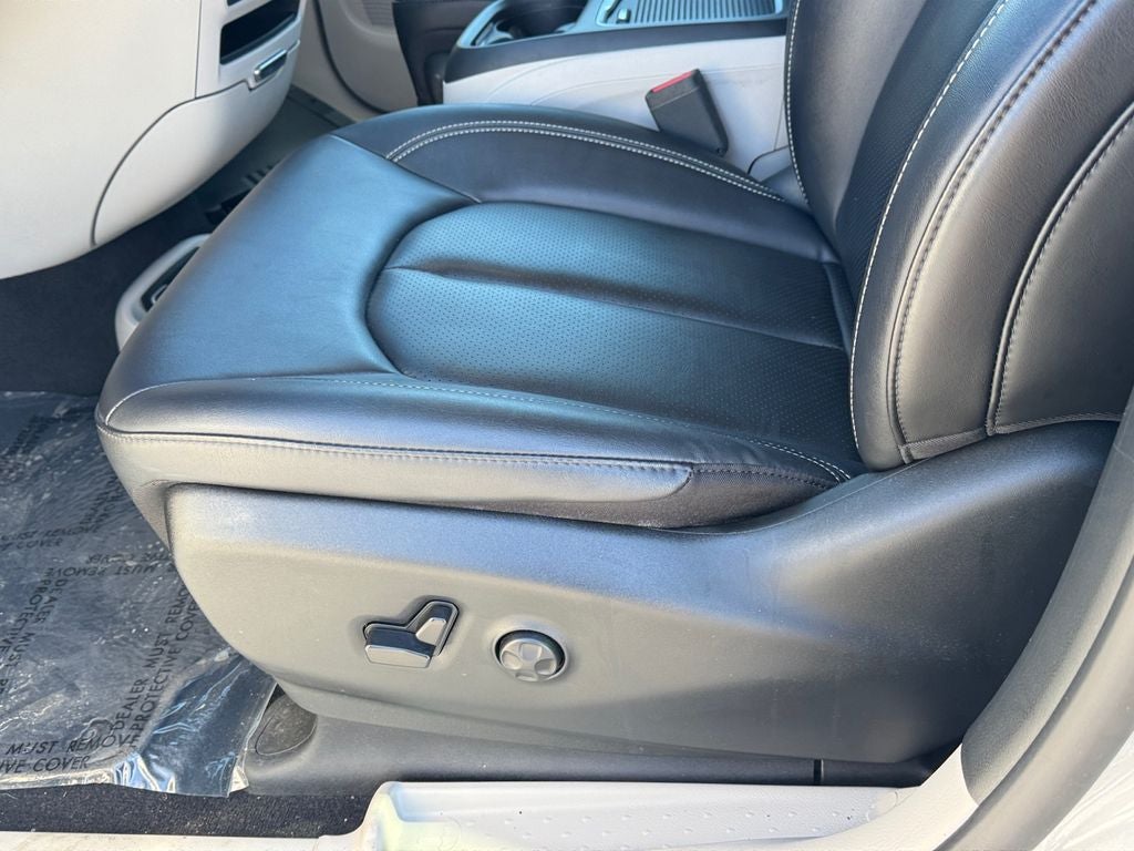 2024 Chrysler Pacifica Touring L w/ Bluetooth