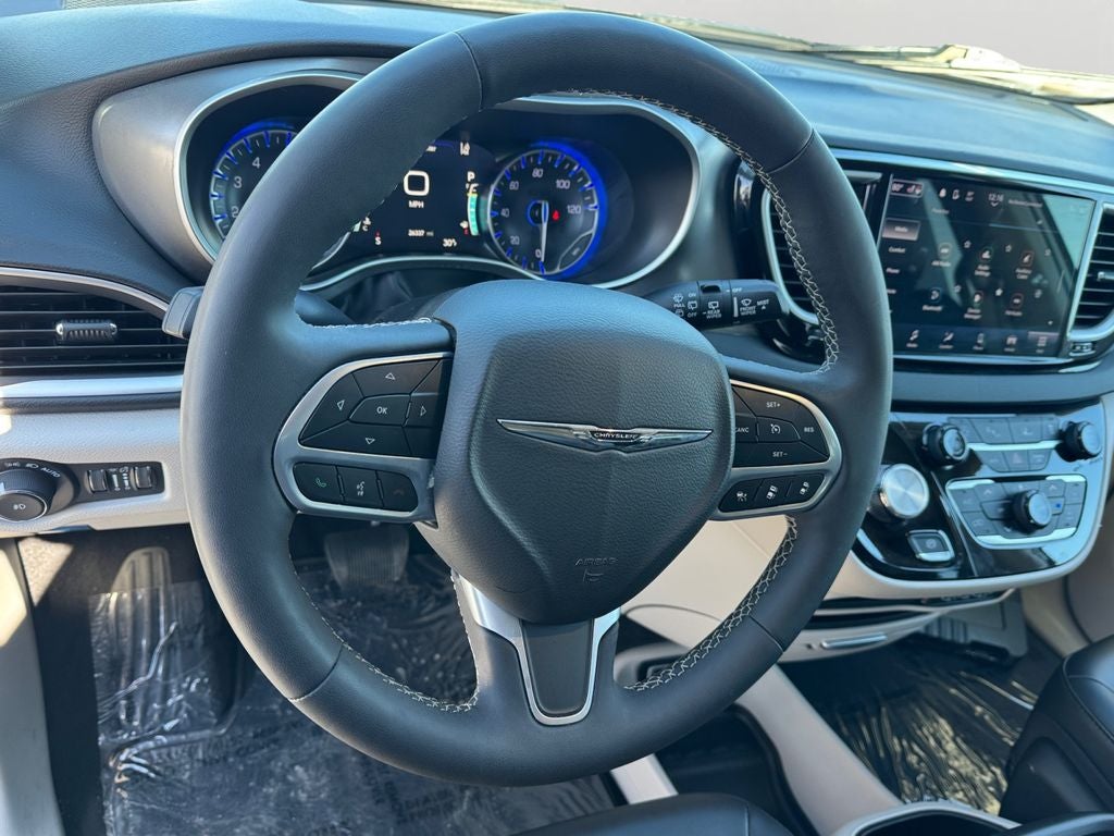 2024 Chrysler Pacifica Touring L w/ Bluetooth