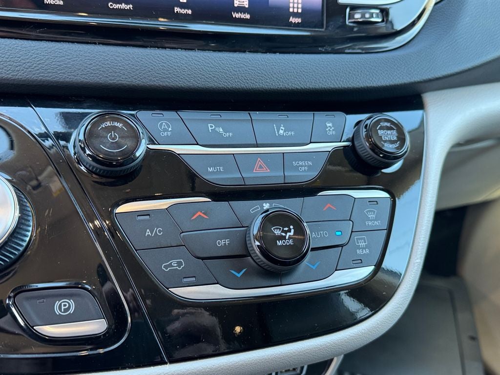 2024 Chrysler Pacifica Touring L w/ Bluetooth