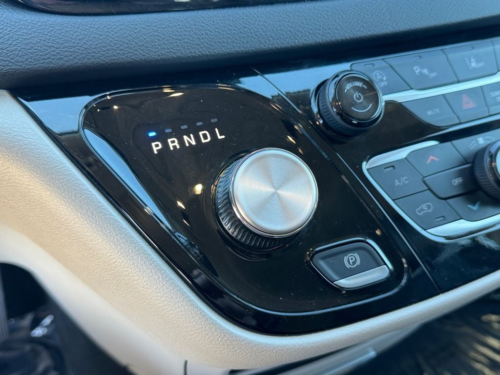 2024 Chrysler Pacifica Touring L w/ Bluetooth