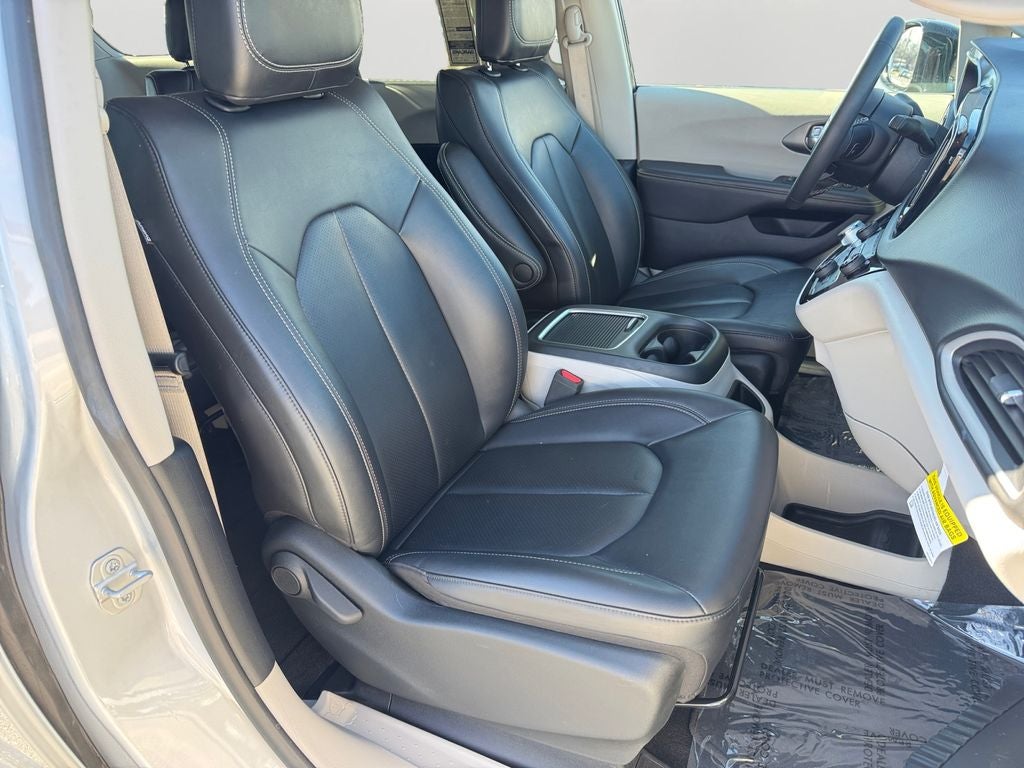 2024 Chrysler Pacifica Touring L w/ Bluetooth