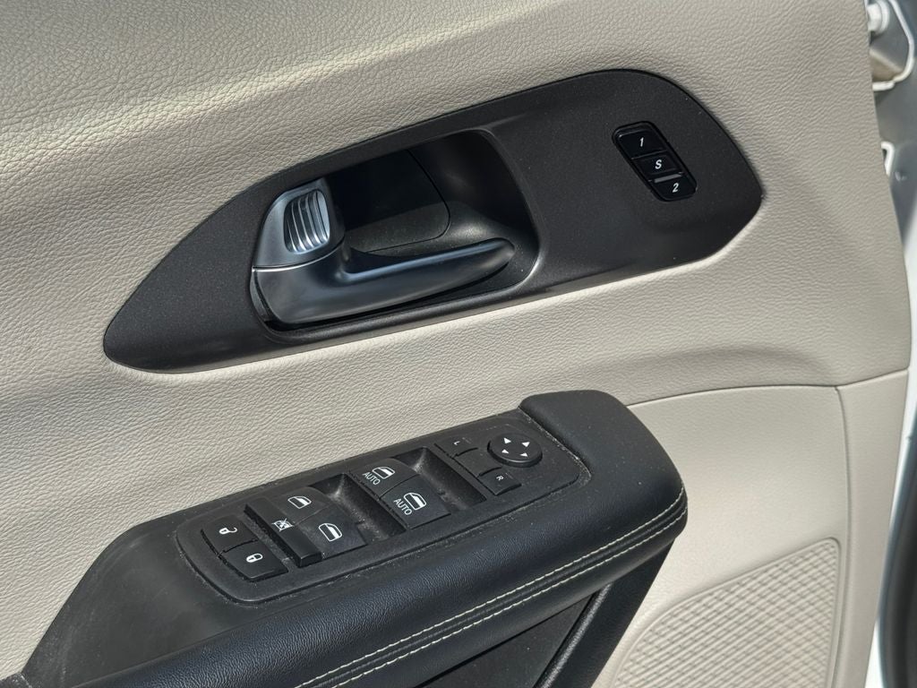 2023 Chrysler Pacifica Hybrid Touring L w/ APPLE CARPLAY