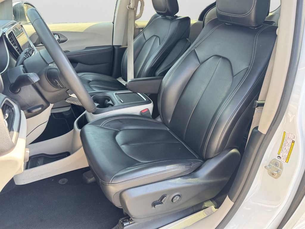 2023 Chrysler Pacifica Hybrid Touring L w/ APPLE CARPLAY