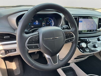 2023 Chrysler Pacifica Hybrid Touring L w/ APPLE CARPLAY