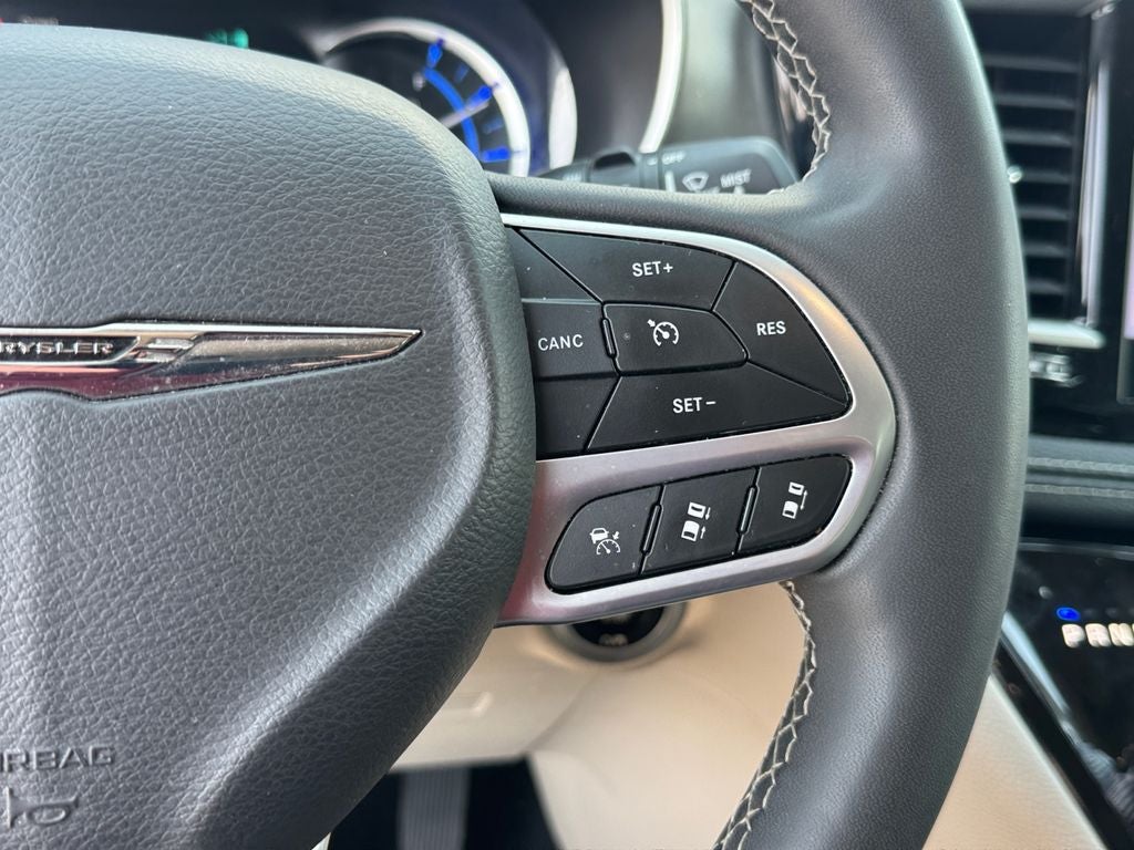 2023 Chrysler Pacifica Hybrid Touring L w/ APPLE CARPLAY