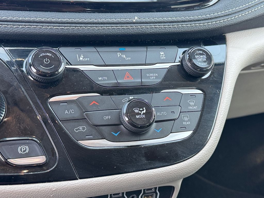 2023 Chrysler Pacifica Hybrid Touring L w/ APPLE CARPLAY