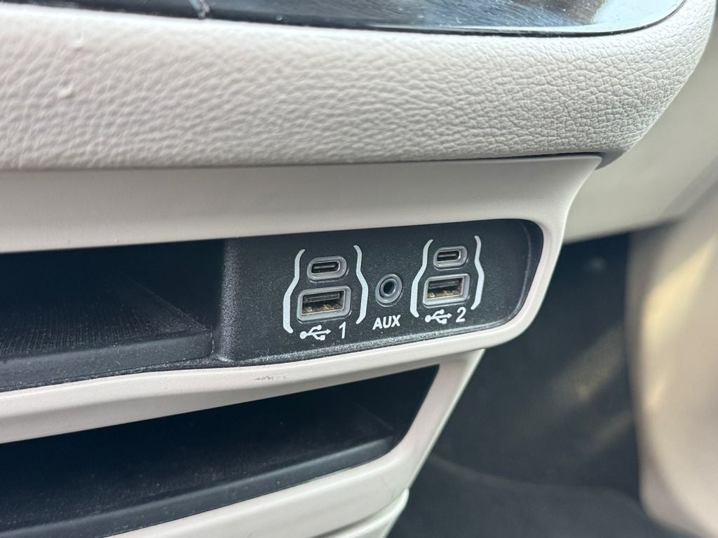 2023 Chrysler Pacifica Hybrid Touring L w/ APPLE CARPLAY