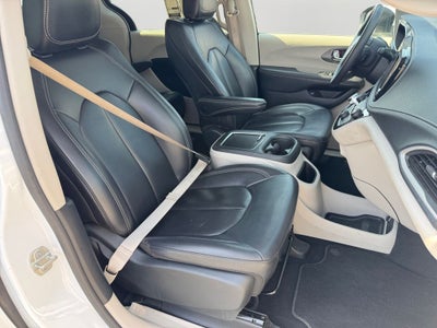 2023 Chrysler Pacifica Hybrid Touring L w/ APPLE CARPLAY